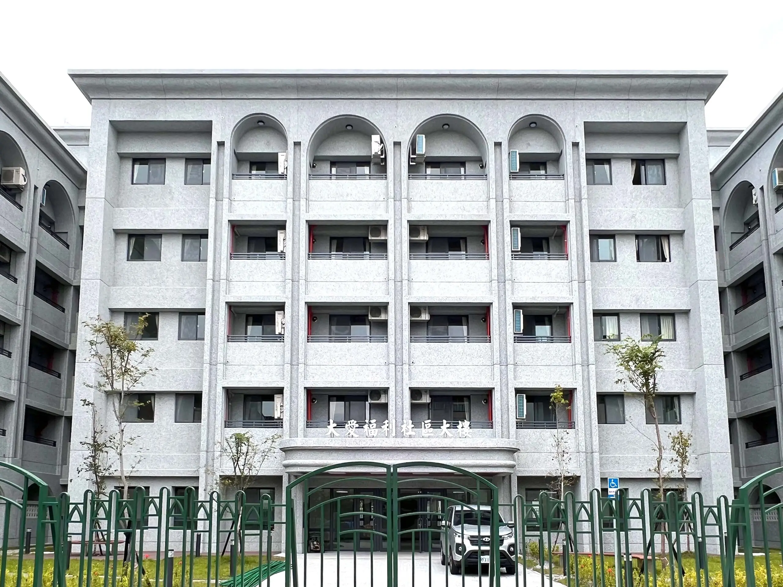 大門外推違規風波延燒！貓眼電子鎖成居安新解方
